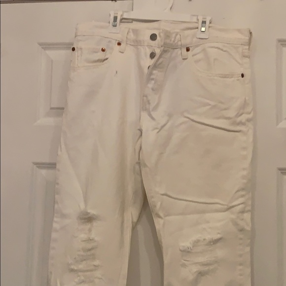 white levi pants